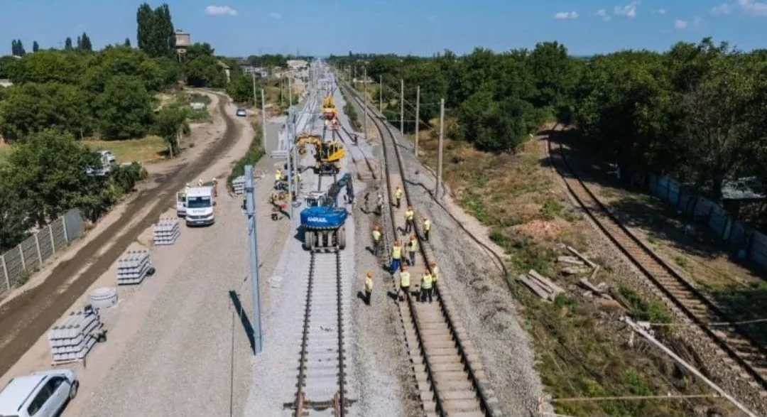 Railway and urban infrastructure works with tram lines, equipment and a technical team on site